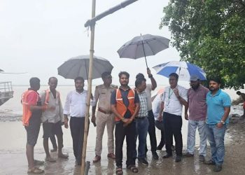 सिवान जिला पदाधिकारी के निदेशानुसार जिला प्रशासन एवं आपदा प्रबंधन की संयुक्त टीम द्वारा संवेदनशील एवं महत्वपूर्ण स्थलों का सूक्ष्मता से जायजा लिया, जिसमें तटबंध पूरी तरह सुरक्षित एवं सुदृढ़ पाया गया है