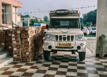 रहीमपुर में पुलिस की बड़ी कार्रवाई, 1200 लीटर अंग्रेजी शराब के साथ पिकअप जब्त