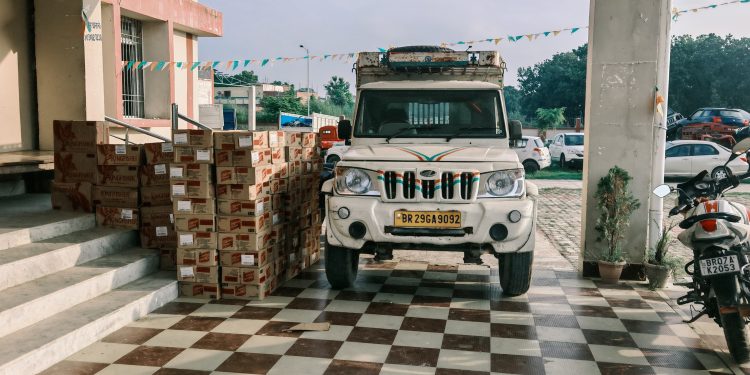रहीमपुर में पुलिस की बड़ी कार्रवाई, 1200 लीटर अंग्रेजी शराब के साथ पिकअप जब्त