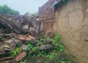 4 मकान गिरे,सचिव की कार्यशैली पर उठे सवाल