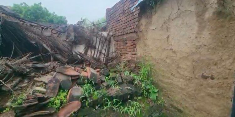 4 मकान गिरे,सचिव की कार्यशैली पर उठे सवाल