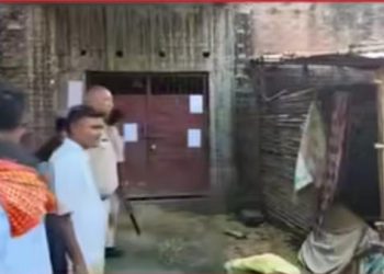 कटेया में हत्या कांड के आरोपियों के घर चस्पा हुआ इश्तेहार, पुलिस ने दी सख्त कार्रवाई की चेतावनी।