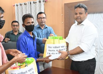 टीबी मरीजों के लिए ‘निक्षय मित्र’ बने डीएम समीर सौरभ, खुद पहुंचाई पोषण किट