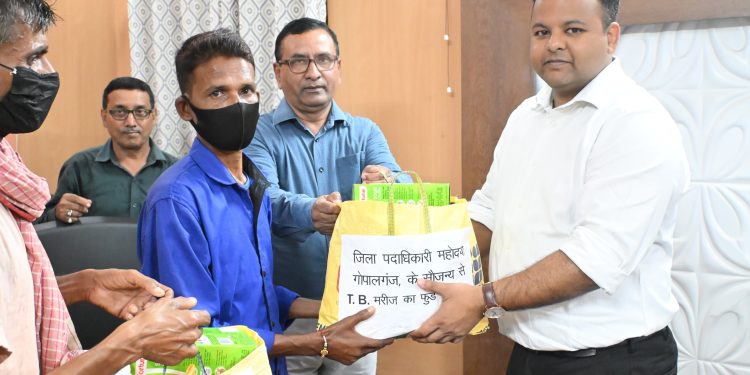 टीबी मरीजों के लिए ‘निक्षय मित्र’ बने डीएम समीर सौरभ, खुद पहुंचाई पोषण किट