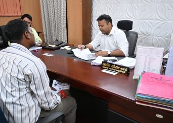 जनता के दरबार में डीएम ने 20 फरियादियों की सुनी समस्याएं, अधिकारियों को त्वरित कार्रवाई का निर्देश