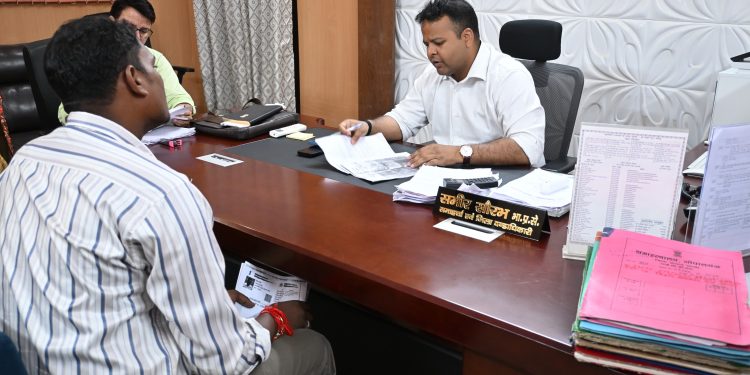 जनता के दरबार में डीएम ने 20 फरियादियों की सुनी समस्याएं, अधिकारियों को त्वरित कार्रवाई का निर्देश