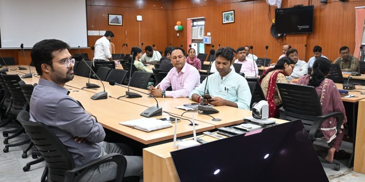 विद्यार्थियों को मिलेगा शुद्ध और सुरक्षित पेयजल, डीएम ने दिए सख्त निर्देश