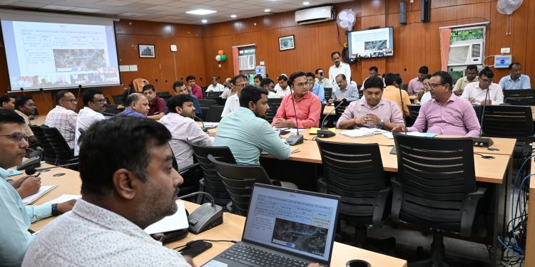 लंबित योजनाओं पर प्रशासन सख्त, भूमि से लेकर निर्माण तक हर अड़चन दूर करने का आदेश
