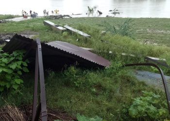 टेंट लगाकर अंतिम संस्कार को मजबूर ग्रामीण