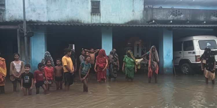 घरों में घुसा पानी,ग्रामीणों में आक्रोश