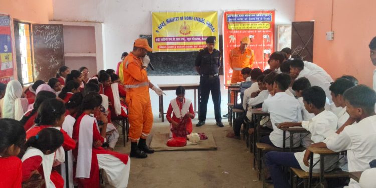 विद्यार्थियों ने सीखे आपदा से बचाव के गुर, NDRF ने कराया प्राथमिक उपचार और CPR का व्यावहारिक प्रशिक्षण