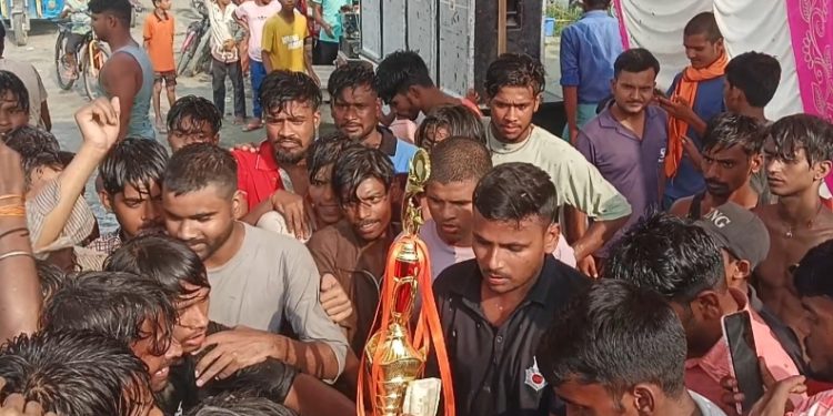 गोपालगंज में जन्माष्टमी की धूम! मांझागढ़ में आलापुर की टीम ने मारी बाजी, फोड़ी दही हांडी