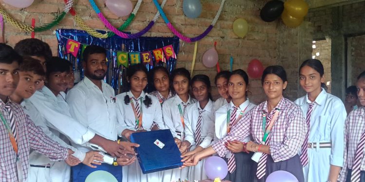 नौतन प्रखंड के सभी विद्यालयों में धूमधाम से मनाया गया शिक्षक दिवस