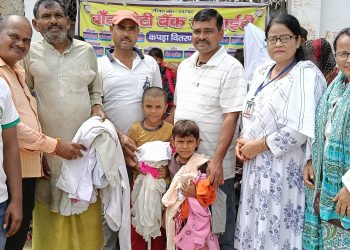 बाँदा रोटी बैंक सोसायटी ने जरूरतमंदों को किया वस्त्र वितरण और उपयोगी सामग्री लगभग 350 जरूरतमंद ग्रामीण हुए लाभान्वित