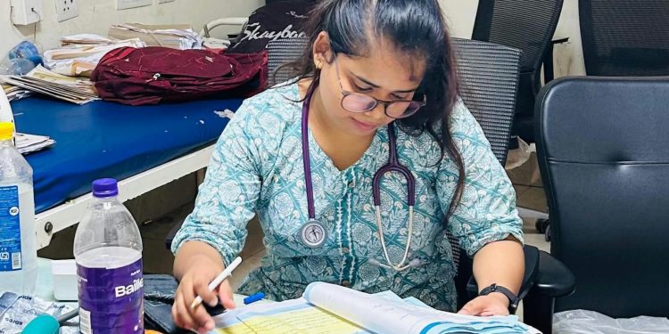 मुरारपट्टी की सोनाली एम्स गोरखपुर में बनीं जूनियर रेजीडेंट, किया नाम रोशन