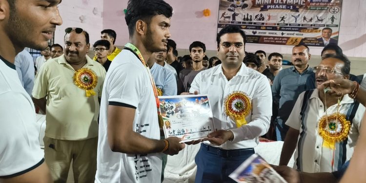 खेल मैदान में गूंजा जीत का जश्न, तालियों से गूंज उठा इंडोर हाल