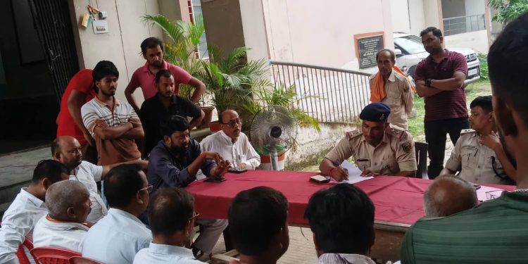 महावीरी अखाड़ा मेले को लेकर मांझा थाना परिसर में शांति समिति की बैठक, अश्लील गानों व नर्तकी नचाने पर रहेगी पूर्ण पाबंदी