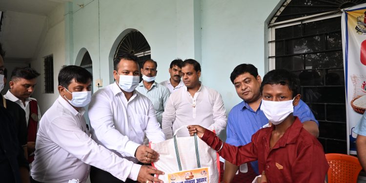 टीबी मरीजों को मिला पोषण का सहारा, 50 मरीजों के बीच बांटे गए फूड बास्केट