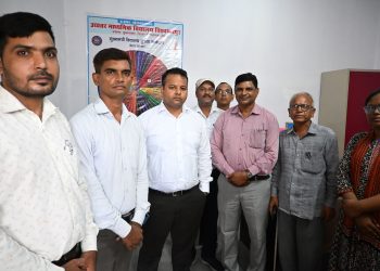 डीएम समीर सौरभ ने तटबंध का लिया जायजा, विद्यालय में बच्चों से किया सीधा संवाद