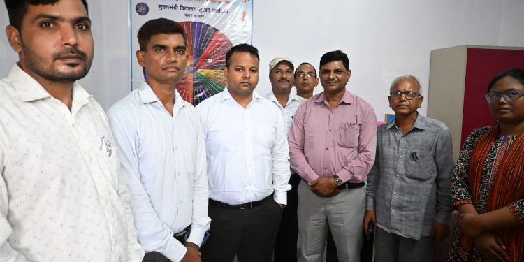डीएम समीर सौरभ ने तटबंध का लिया जायजा, विद्यालय में बच्चों से किया सीधा संवाद