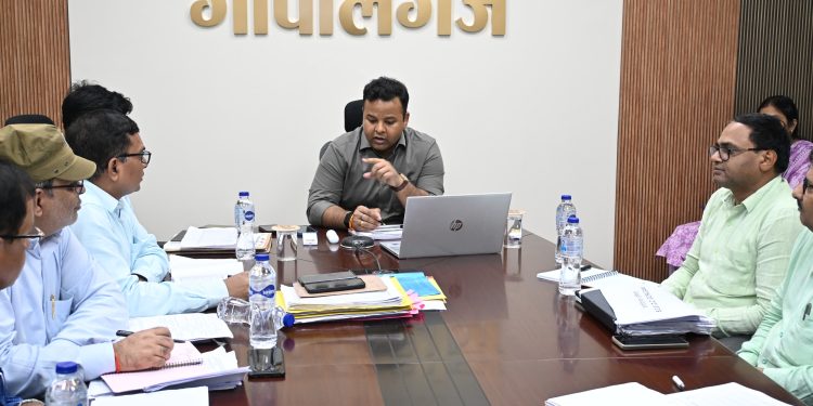भूमिहीन विद्यालयों को जल्द मिलेगी जमीन, डीएम ने दिए सख्त निर्देश