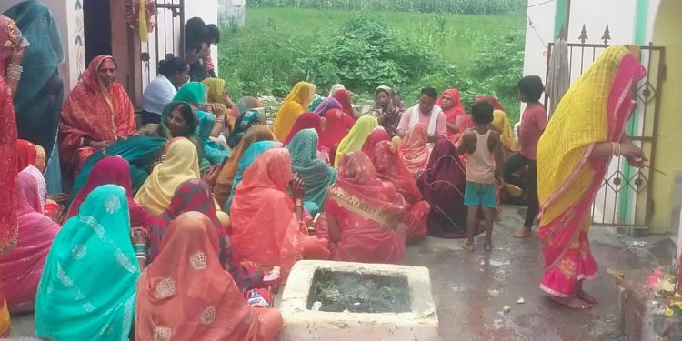 पति की दीर्घायु और अखंड सौभाग्य की कामना को लेकर महिलाओं ने रखा तीज व्रत