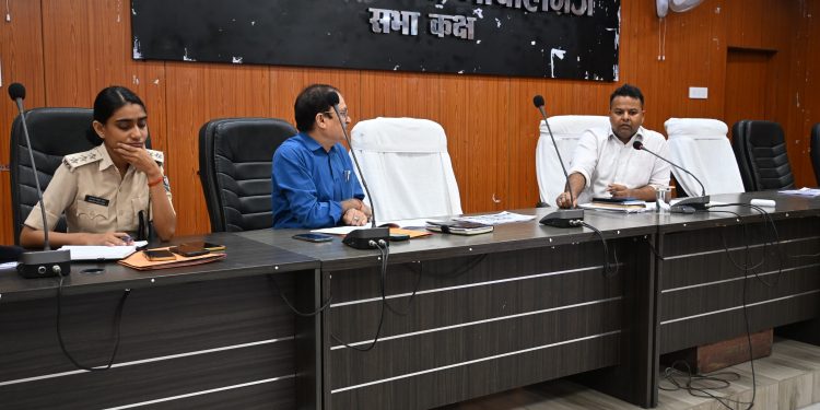 हेलमेट-सीट बेल्ट बने सुरक्षा कवच, सड़क हादसों पर रोक को डीएम ने दिए सख्त निर्देश