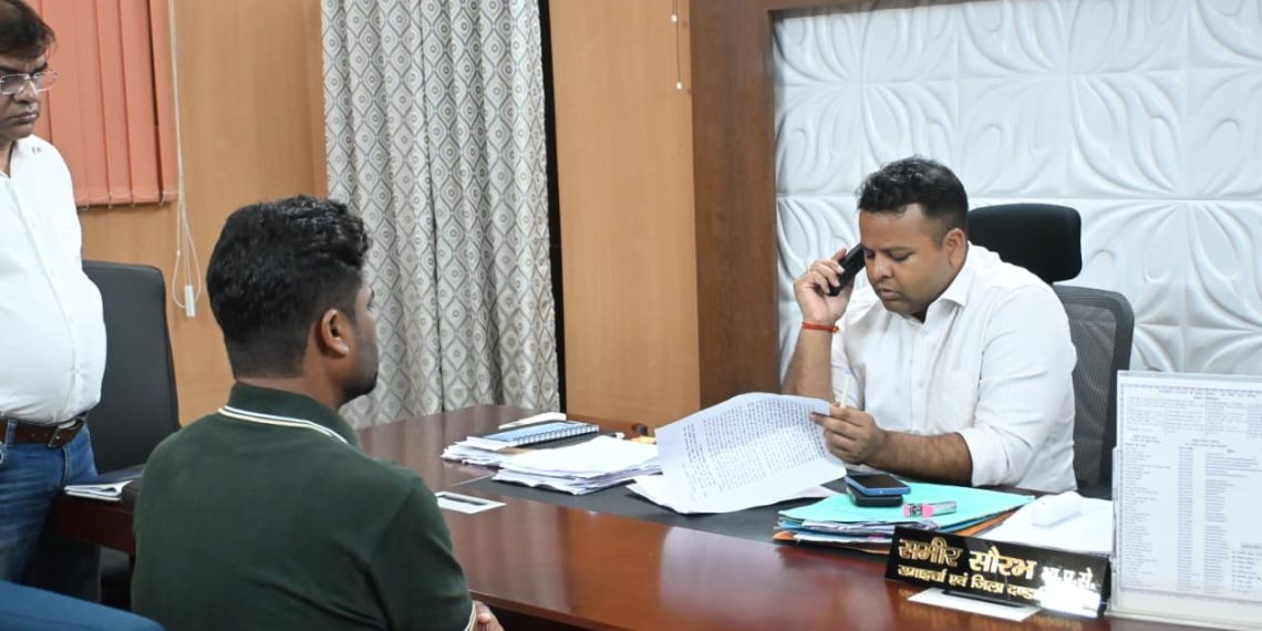 जनता दरबार में डीएम ने सुनी 35 फरियादियों की फरियाद, 22 मामले भूमि विवाद से जुड़े