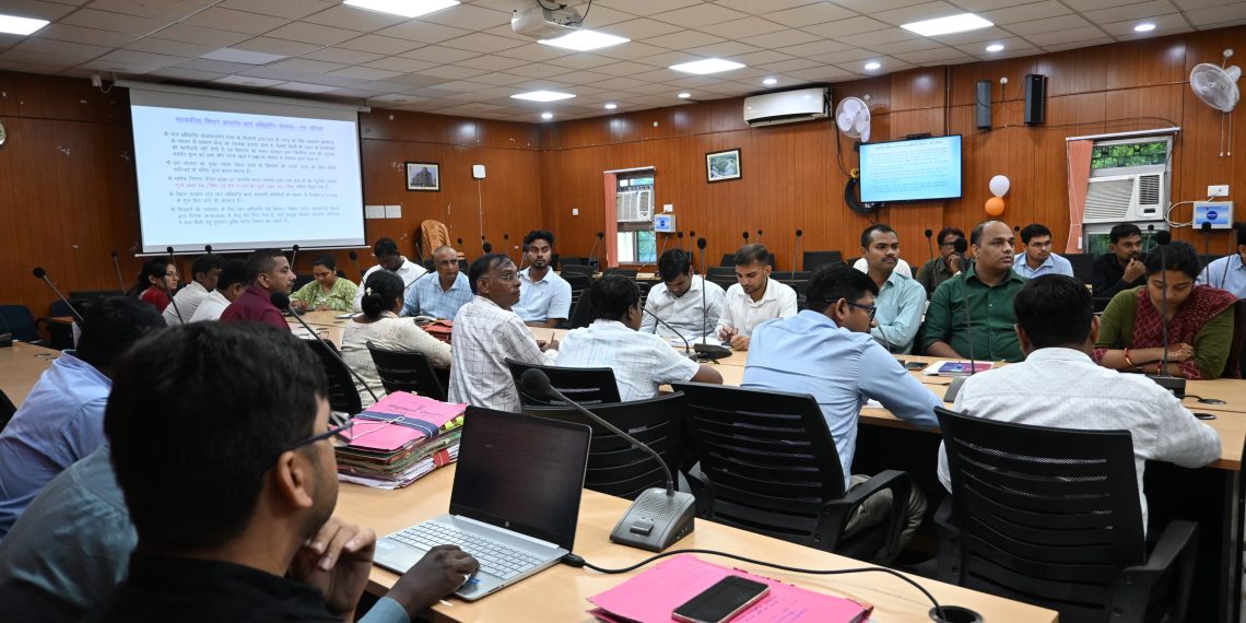 धान अधिप्राप्ति से पहले 50 हजार किसानों का निबंधन कराएं : डीएम समीर सौरभ