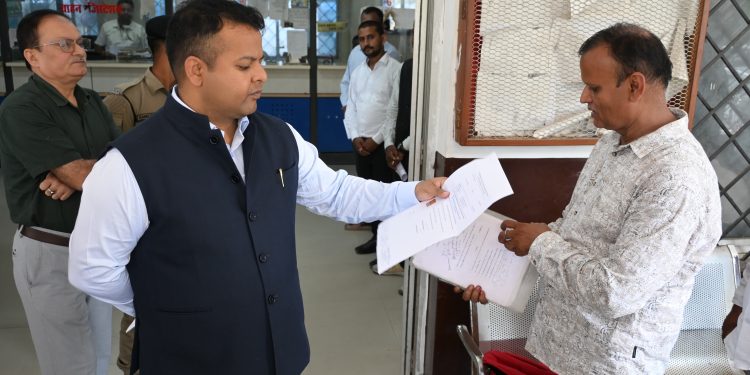 परिवहन कार्यालय में डीएम का औचक निरीक्षण, लापरवाही पर वेतन कटौती की कार्रवाई