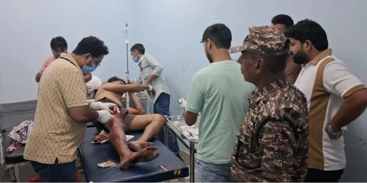 विवाद शांत कराने पहुंचे युवक पर चाकू से हमला, पैर में गंभीर चोटगोपालगंज के जंगलिया मोहल्ले की घटना, घायल को सदर अस्पताल में कराया गया भर्ती