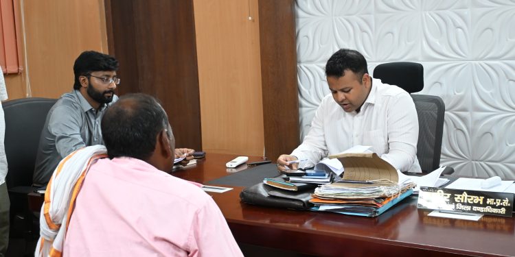 जनता की समस्याओं पर डीएम सख्त, 25 फरियादियों की सुनी शिकायतें