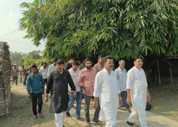 बाढ़ के बाद राहत को आगे आई राजद टीम, प्रभावित परिवारों के बीच बांटी राहत सामग्री
