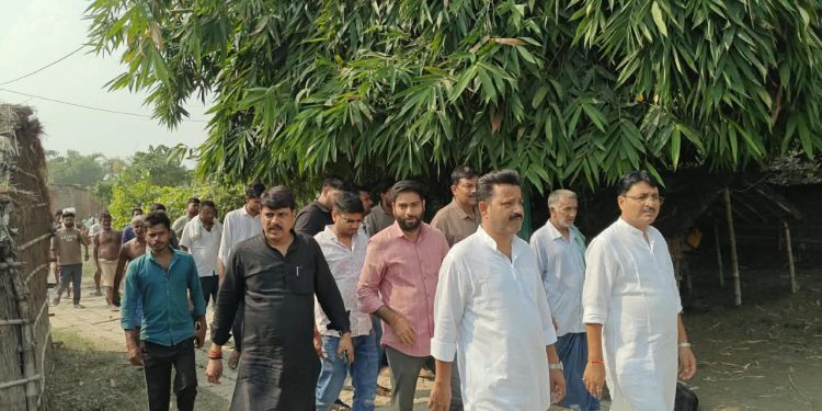 बाढ़ के बाद राहत को आगे आई राजद टीम, प्रभावित परिवारों के बीच बांटी राहत सामग्री