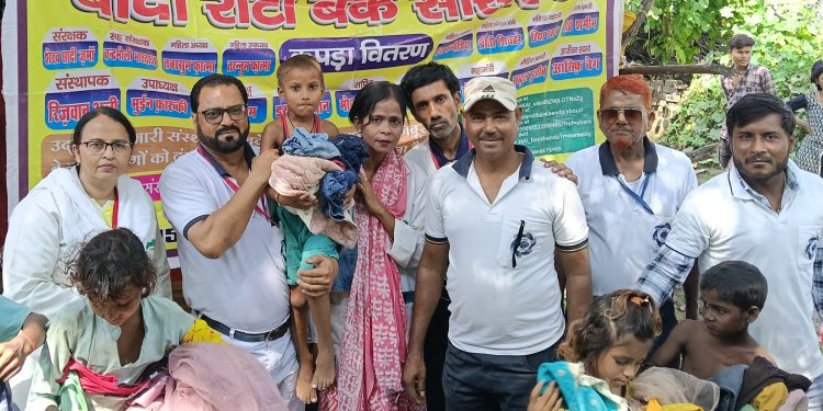 बाँदा रोटी बैंक सोसायटी ने जरूरतमंदों को किया वस्त्र वितरण और उपयोगी सामग्री