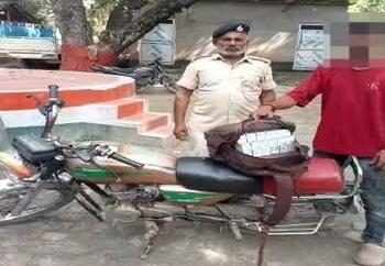 विशंभरपुर पुलिस की बड़ी कार्रवाई: 15.2 लीटर देसी शराब के साथ एक गिरफ्तार, मोटरसाइकिल जब्त