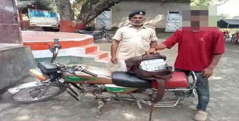 विशंभरपुर पुलिस की बड़ी कार्रवाई: 15.2 लीटर देसी शराब के साथ एक गिरफ्तार, मोटरसाइकिल जब्त