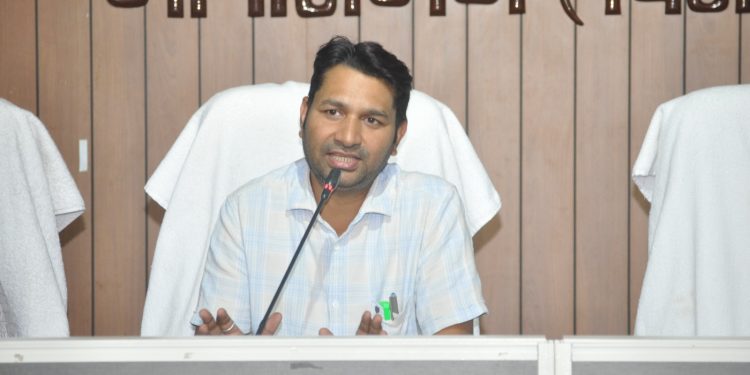सारण शिक्षक निर्वाचन: मतदान दलों को दिया गया प्रशिक्षण, मतदान प्रक्रिया और सुरक्षा व्यवस्था पर विशेष जोर