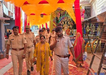 नौतन में पुलिस ने किया फ्लैग मार्च, सुरक्षा व्यवस्था का लिया जायजा