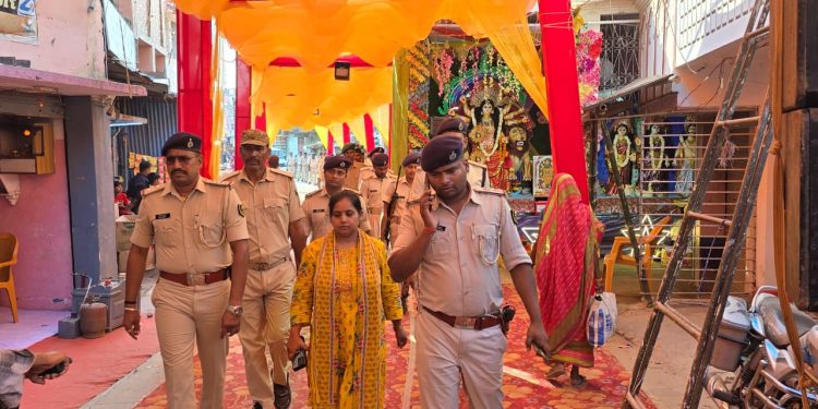 नौतन में पुलिस ने किया फ्लैग मार्च, सुरक्षा व्यवस्था का लिया जायजा