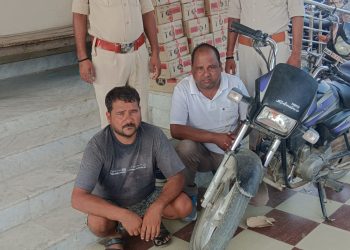 261 लीटर देसी शराब और बाइक के साथ दो तस्कर गिरफ्तार, पुलिस की कार्रवाई से मचा हड़कंप