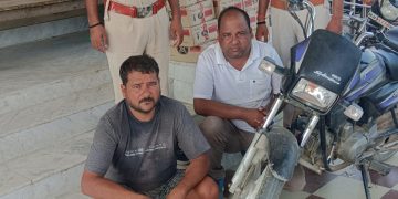 261 लीटर देसी शराब और बाइक के साथ दो तस्कर गिरफ्तार, पुलिस की कार्रवाई से मचा हड़कंप