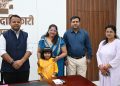 नन्हीं बच्ची को मिला अपना परिवार, दत्तक माता-पिता के चेहरे पर खिली मुस्कान