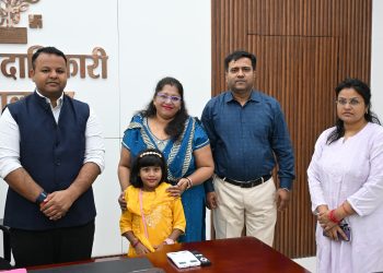 नन्हीं बच्ची को मिला अपना परिवार, दत्तक माता-पिता के चेहरे पर खिली मुस्कान