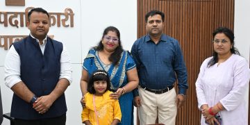 नन्हीं बच्ची को मिला अपना परिवार, दत्तक माता-पिता के चेहरे पर खिली मुस्कान